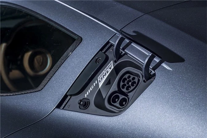 Ra mắt hypercar Rimac C_Two thách thức giới hạn xe điện ảnh 4