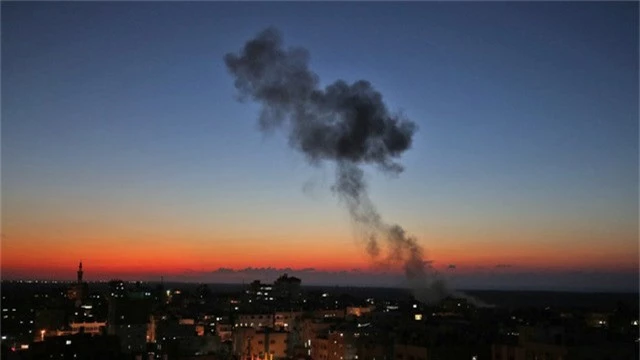  Khói bốc lên từ Dải Gaza sau các cuộc không kích đáp trả của Israel. (Ảnh: AFP) 