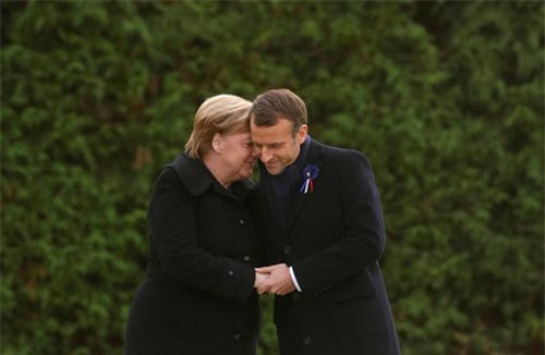 Thủ tướng Đức Merkel 'bối rối' vì bị nhầm là Đệ nhất phu nhân Pháp