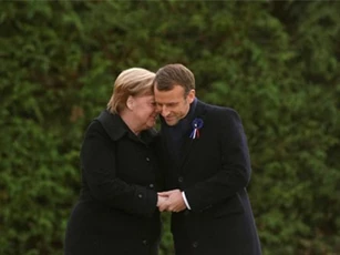 Thủ tướng Đức Merkel 'bối rối' vì bị nhầm là Đệ nhất phu nhân Pháp