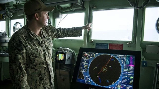  Một sĩ quan trên tàu USS Mount Whitney của Mỹ tham gia cuộc tập trận Trident Juncture của NATO hôm 2/11. (Ảnh: AFP) 