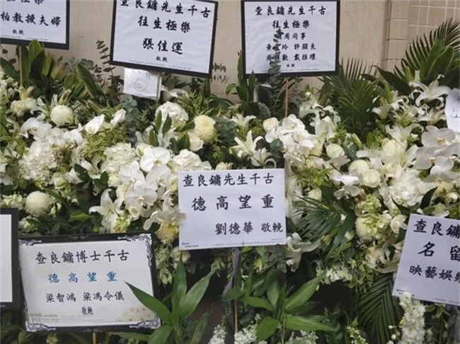 Giới văn nghệ sĩ, người thân đều gửi hoa đến viếng Kim Dung. 