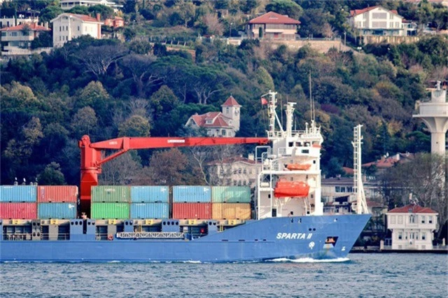 Tàu Nga chở khí tài quân sự hướng tới Syria (Ảnh: Bosphorus Observer)