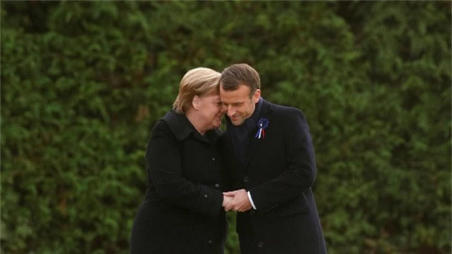 Tổng thống Pháp Macron nắm tay Thủ tướng Đưc Merkel tại Compiegne, Pháp ngày 10/11 (Ảnh: Reuters)