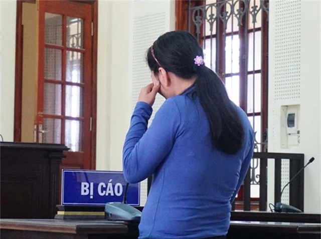 Bị cáo Mai Thị Lụa bật khóc khi trình bày lại hành vi phạm tội của mình.