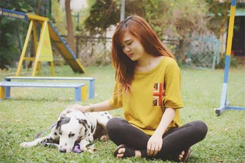 Người Sài Gòn chơi chó ngoại: Chi vài triệu đồng/tháng, tâm sự lẫn đút ăn thú cưng