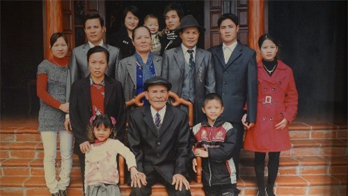 Ông Kính (giữa) và vợ (bên trái ghế) cùng con cháu. Ảnh: NVCC. Ông Kính (giữa) và vợ (bên trái ghế) cùng con cháu. Ảnh: NVCC.