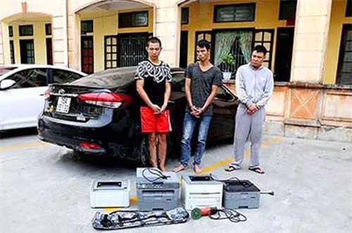 Thuê ô tô, rủ bạn về công ty cũ khống chế bảo vệ rồi cướp tài sản