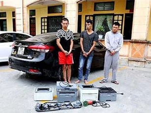 Thuê ô tô, rủ bạn về công ty cũ khống chế bảo vệ rồi cướp tài sản