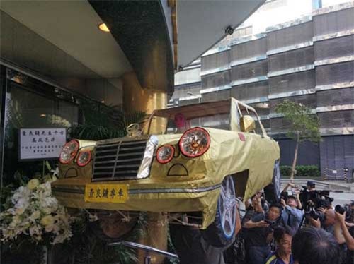 Người nhà đốt máy bay, ôtô vàng mã trong đám tang Kim Dung