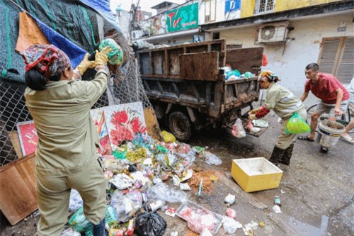 Clip: Hai người hàng xóm cầm rác ném nhau túi bụi vì lý do bất ngờ