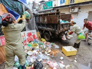 Clip: Hai người hàng xóm cầm rác ném nhau túi bụi vì lý do bất ngờ