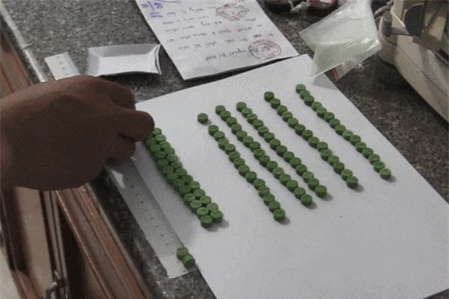 Clip: Tài xế GrabBike vận chuyển trái phép hơn 100 viên thuốc lắc