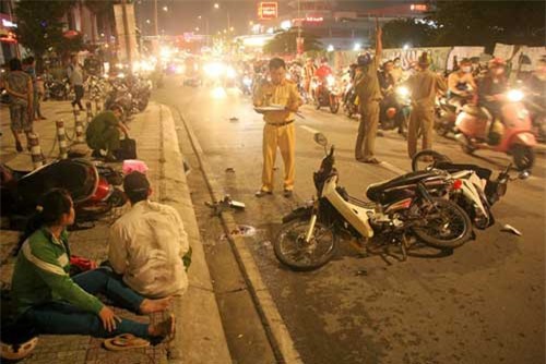 Ô tô tông hàng loạt xe máy ở Sài Gòn, 1 người chết, nhiều người bị thương