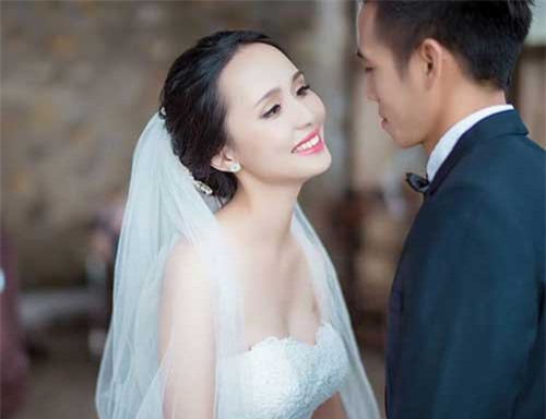 Vợ các cầu thủ Việt Nam tham dự AFF Cup: Ai xinh đẹp, tài năng hơn?