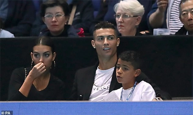 Cristiano Ronaldo đưa bạn gái Georgina Rodriguez và con trai cưng đi xem tennis tại London, Anh quốc ngày 12/11 vừa qua