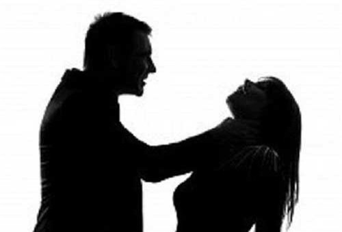 Nghi vợ ngoại tình, chồng siết cổ vợ đến chết