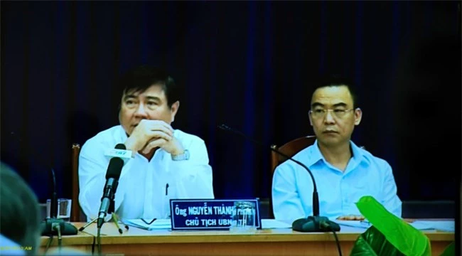 Ông Nguyễn Thành Phong (bìa trái) tại buổi tiếp xúc dân Thủ Thiêm (ảnh LQ)