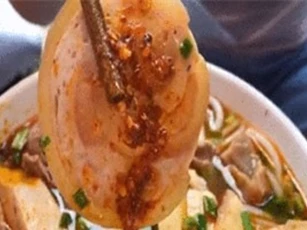 Clip: Món bún bò chả cuộn da thơm ngon chuẩn vị Huế