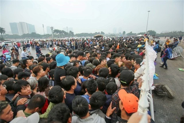  Báo Indonesia bất ngờ trước cảnh chen chúc mua vé xem bóng đá của người hâm mộ Việt Nam 