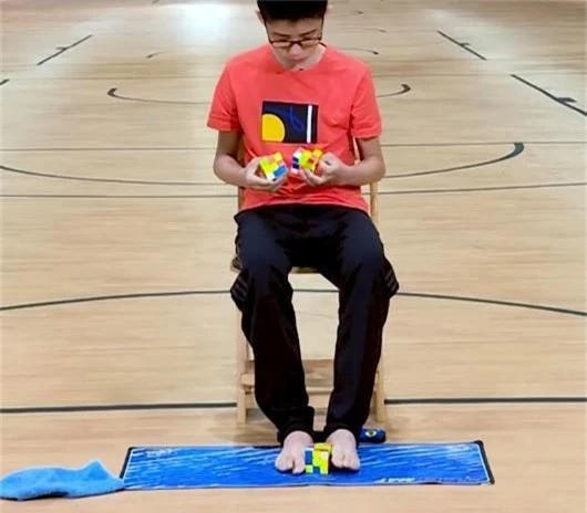 Que Jianyu xếp cùng lúc 3 khối rubik bằng cả tay lẫn chân