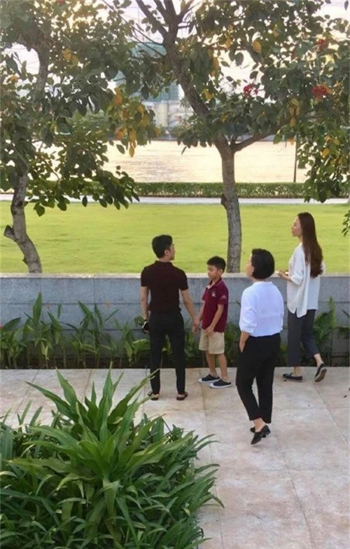 Cường Đôla cùng con trai Subeo và bạn gái Đàm Thu Trang đi xem nhà.