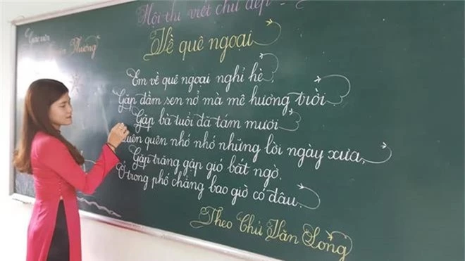 Nét chữ tròn vành, đều tăm tắp của một giáo viên khác.