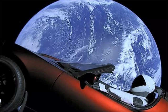 Chiếc Tesla Roadster đã đi một quãng đường rất xa ngoài vũ trụ và đang trên đường hướng về Trái Đất.