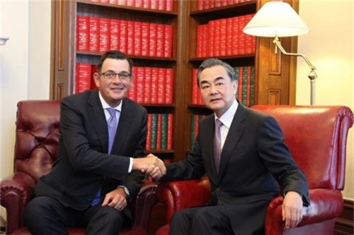  Ngoại trưởng Trung Quốc Vương Nghị gặp Thủ hiến Victoria Daniel Andrews tại Australia năm 2017. (Ảnh: Bộ Ngoại giao Trung Quốc) 