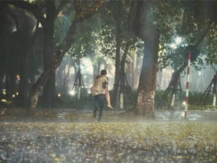 Gặp lại nhau ở nơi thử nhẫn cưới sau gần 6 năm, mối tình son trẻ dở dang này khiến MXH xúc động mạnh