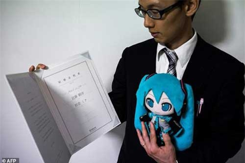 Đàn ông Nhật chi cả triệu yên để tổ chức đám cưới với "vợ ảo"