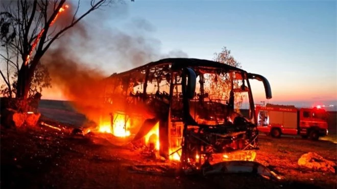 Chiếc xe bus của Israel bốc cháy dữ dội vì trúng tên lửa từ Dải Gaza