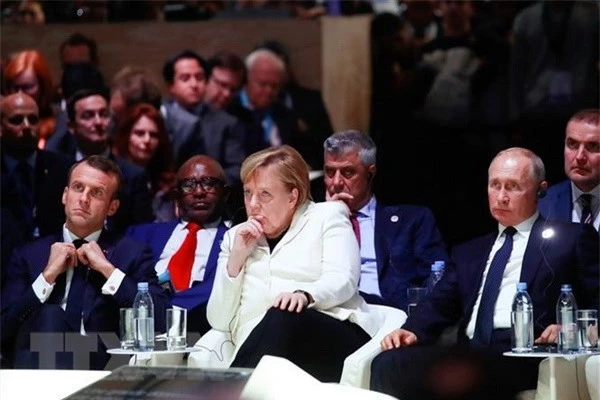 Thủ tướng Đức Angela Merkel (giữa) tại Diễn đàn Hòa bình Paris, Pháp ngày 11/11/2018. (Ảnh: AFP/TTXVN)