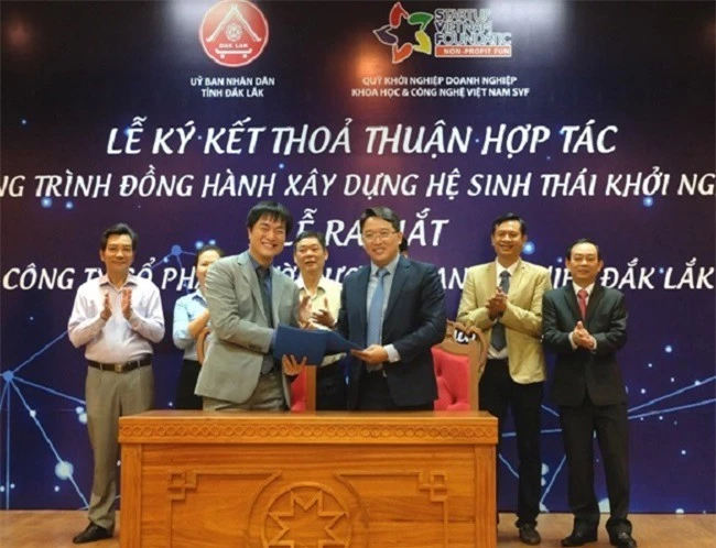 Ký kết thỏa thuận hợp tác hỗ trợ phát triển khởi nghiệp giữa UBND tỉnh Đắk Lắk và Quỹ Khởi nghiệp Doanh nghiệp Khoa học và Công nghệ Việt Nam và cho ra đời công ty hỗ trợ khởi nghiệp (Ảnh: TA)