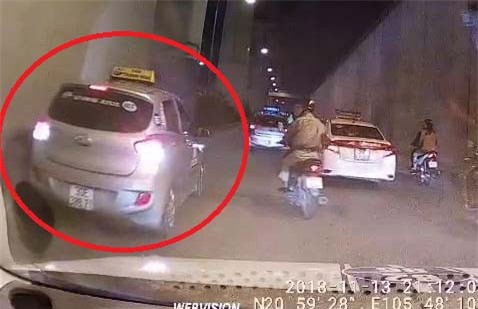 Clip: Coi thường Luật giao thông, taxi ngang nhiên lùi xe trong hầm chui ở Hà Nội