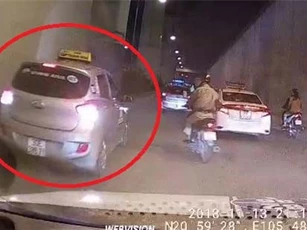Clip: Coi thường Luật giao thông, taxi ngang nhiên lùi xe trong hầm chui ở Hà Nội