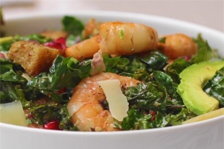 Clip: Trổ tài làm salad cải Kale tôm nướng ngon không kém nhà hàng
