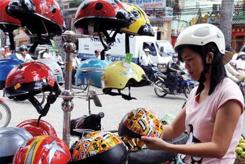 Gỡ "nút thắt" cho doanh nghiệp sản xuất, kinh doanh mũ bảo hiểm