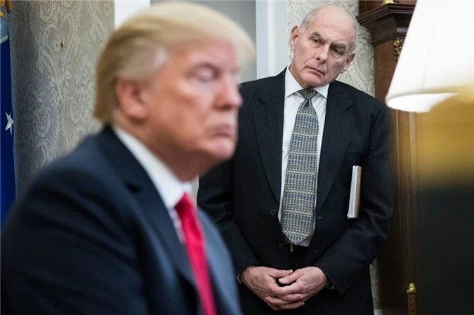 Chánh văn phòng Nhà Trắng John Kelly quan sát Tổng thống Trump trong một cuộc họp hồi đầu năm. Ảnh: Getty.