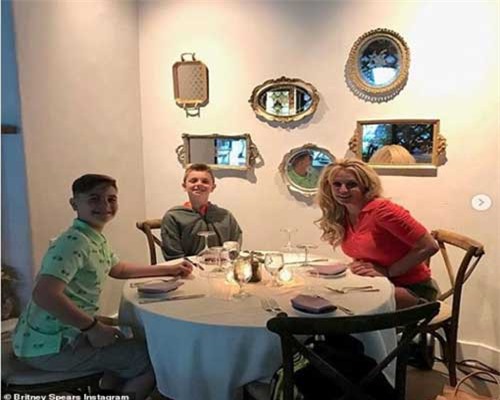 Britney Spears trẻ trung với đầm họa tiết, vui vẻ đi chơi cùng các con
