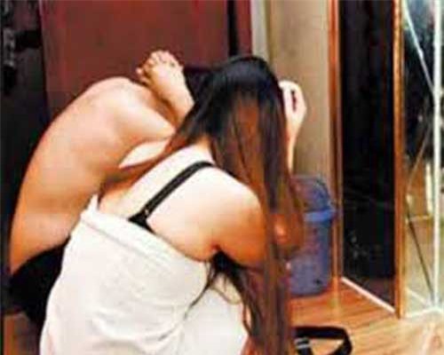 Bắt quả tang đôi nam nữ đang mua bán dâm trong quán karaoke