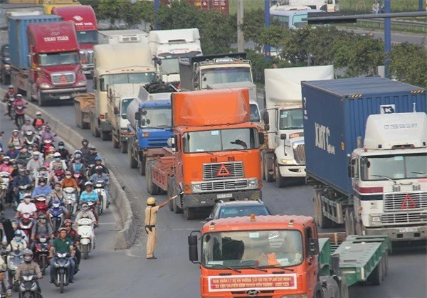 nhiều doanh nghiệp không còn xuất nhập hàng tại cảng của thành phố đưa về những cảng ở các tỉnh thành xung quanh như Phước Long, Phú Hữu, Cát Lái... nguyên nhân là do hạ tầng giao thông nơi đây kém và thường diễn ra ùn ứ