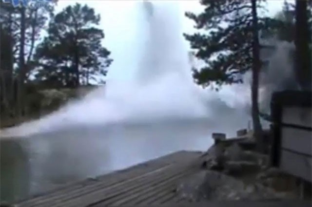 Clip: Điều kinh hoàng xảy ra khi sét đánh xuống dòng sông