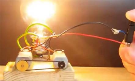 Clip: 'Cực độc đáo' với màn chế tạo máy phát điện mini vĩnh cửu 