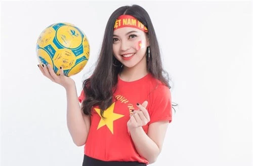 Cô được xem là một trong những nàng WAG xinh đẹp và nổi tiếng nhất làng bóng đá Việt Nam.