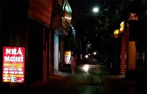 Người mẹ ôm con đứng suốt đêm trước nhà nghỉ khiến nhân viên ám ảnh