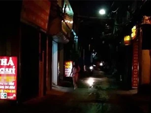 Người mẹ ôm con đứng suốt đêm trước nhà nghỉ khiến nhân viên ám ảnh