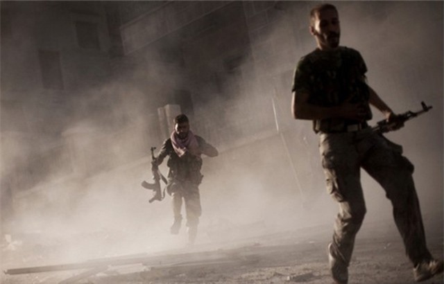 Vỡ trận ở Syria, hàng trăm chiến binh IS tháo chạy sang Iraq 