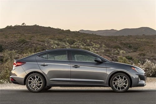 5. Hyundai Elantra 2019 (giá khởi điểm: 16.950 USD).