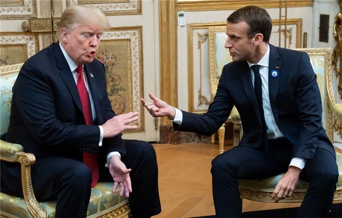 Cuộc gặp giữa ông Trump và ông Macron bên lề lễ kỷ niệm 100 năm kết thúc Thế chiến I diễn ra không mấy suôn sẻ. Ảnh: Getty.